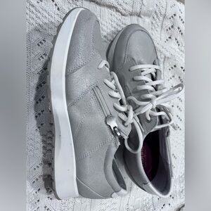 Women's Munro Sutton Silver Lace-Up Casual Sneakers. Size 10